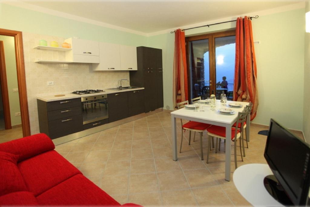 La Casa Di Pericle Aparthotel Brenzone sul Garda Rom bilde